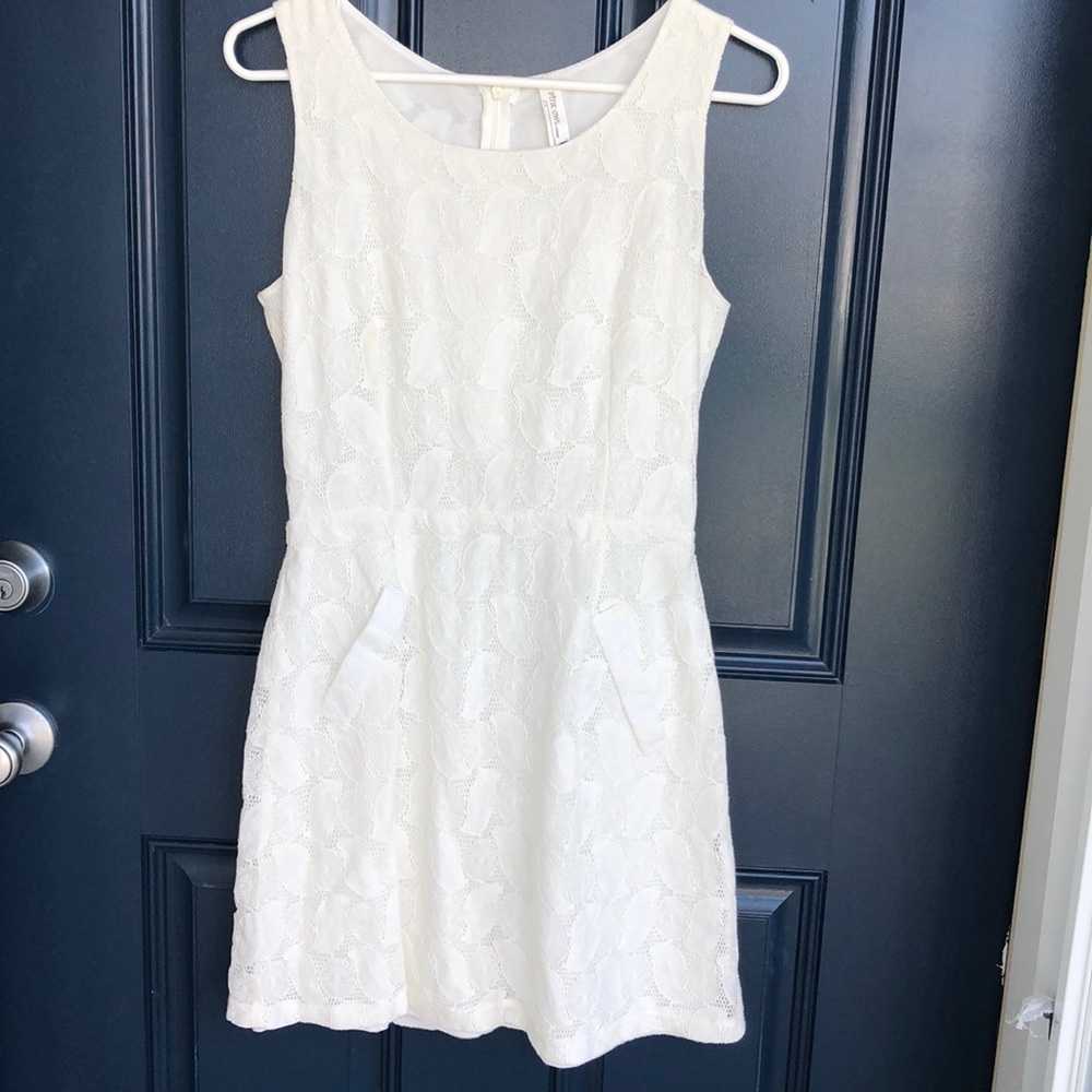 White Lace boutique dress